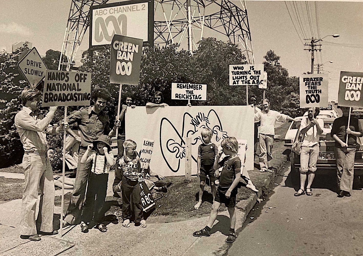 Reporters Kerry O’Brien and Allan Hogan protesting outside the ABC’s then TV facility at Gore Hill, Sydney, in 1976.